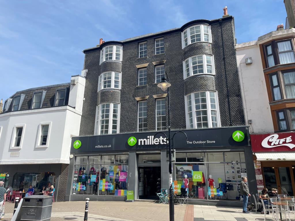 Lot: 57 - SHOP FOR INVESTMENT AND SIX WELL PRESENTED FLATS - Four storey mid terrace property with shop on ground floor
